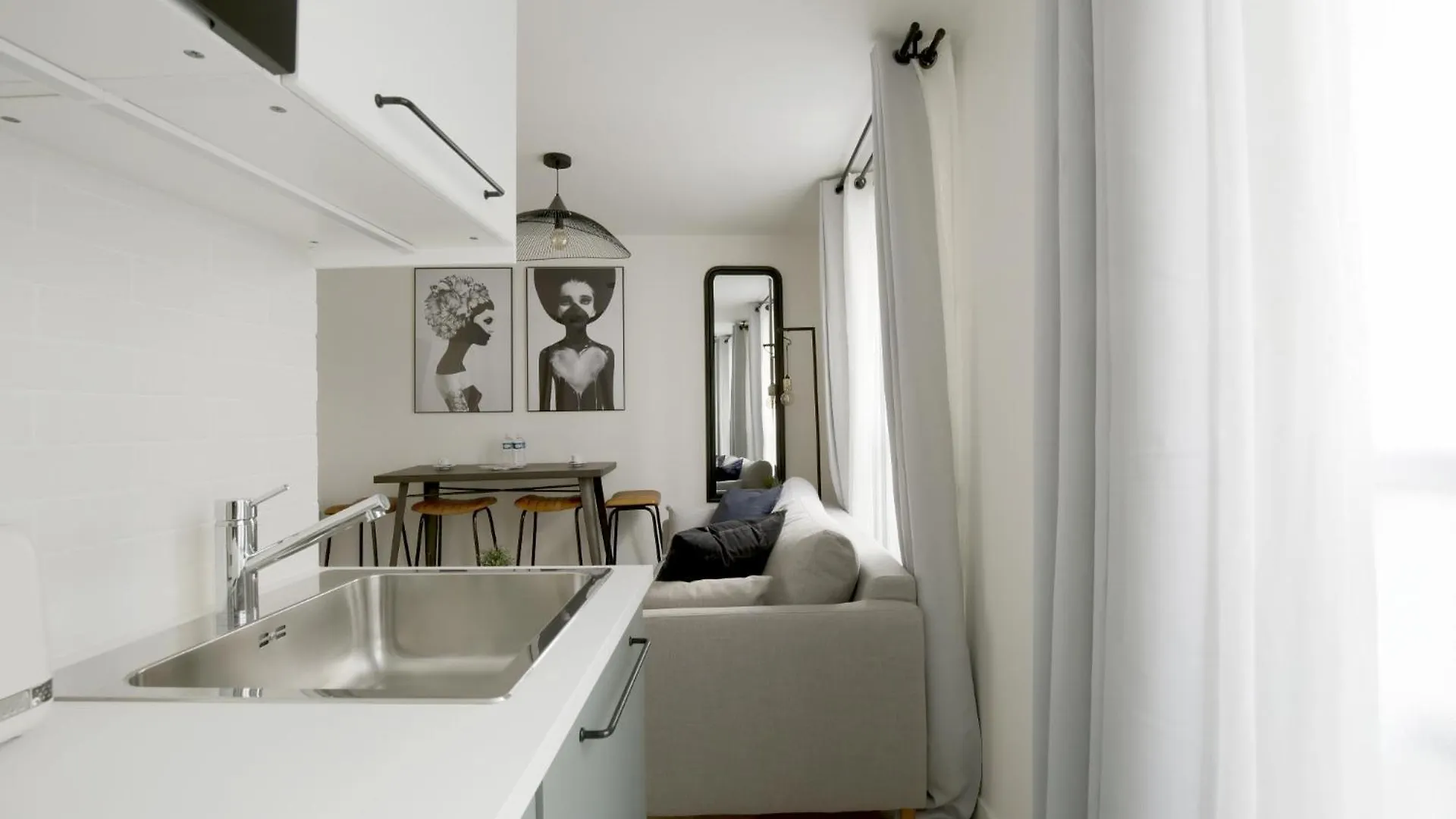 Chill-Out On Private Patio In Vintage Masterpiece Apartment Paris