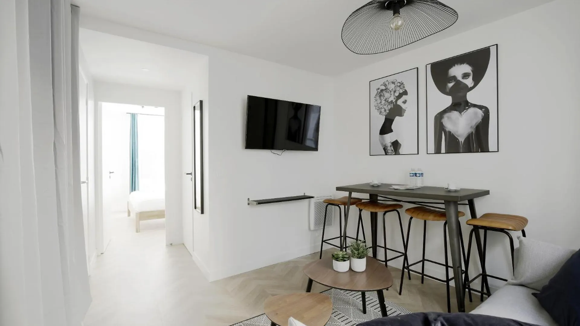 Chill-Out On Private Patio In Vintage Masterpiece Apartment Paris